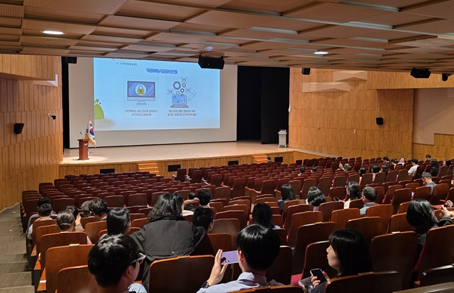 ▲ 횡성군이 지난달 30일 횡성문화예술회관에서 행정 업무의 생산성을 높이고 공직자들의 인공지능(AI) 활용 역량을 강화하기 위해 생성형 AI 맞춤형 교육을 실시했다. ⓒ횡성군