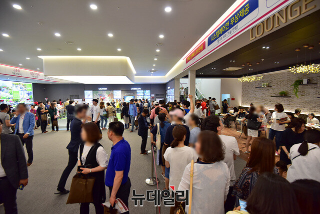 ▲ 분양아파트 견본주택을 찾은 방문객들. ⓒ뉴데일리DB
