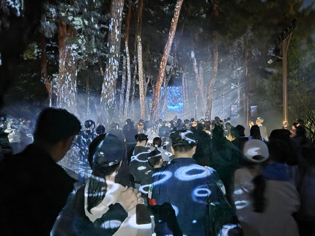 ▲ 지난 2일 프리뷰 오픈를 시작한 '하슬라강릉 이머시브 아트쇼'에 3050명의 관람객이 몰렸다. 아트쇼는 허균·허난설헌 기념공원 인근 소나무 숲길에서 펼쳐지는 몰입형 미디어아트 쇼로, 강릉의 자연경관과 문화자원에 미디어아트, 조명 연출, 음악을 결합한 새로운 야간관광 콘텐츠다. ⓒ강릉시