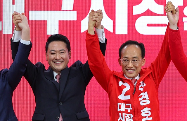 ▲ 장동혁 국민의힘 대표와 추경호 대구시장 예비후보가 3일 대구 수성구 선거사무소 개소식에서 기념촬영을 하고 있다. ⓒ뉴시스