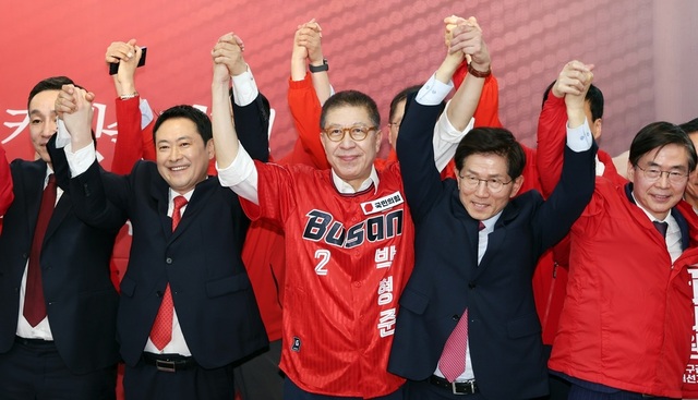 ▲ 장동혁 국민의힘 대표가 2일 부산 부산진구의 한 건물에서 열린 박형준 부산시장 후보 선거사무실 개소식에 참석, 행사가 끝난 뒤 박 후보 등과 손을 들고 인사하고 있다. 장 대표와 송 원내대표가 지선 후보 선거사무실 개소식에 참석한 것은 이번이 처음이다. ⓒ뉴시스
