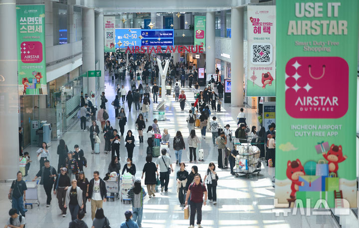 ▲ 인천국제공항 1터미널 면세구역에서 승객들이 이동하고 있다.ⓒ뉴시스
