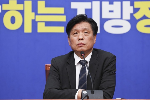 ▲ 조승래 더불어민주당 사무총장이 4일 국회 더불어민주당 당대표 회의실에서 제9회 전국지방동시선거 D-30 관련 취재진 질문에 답하고 있다. ⓒ뉴시스