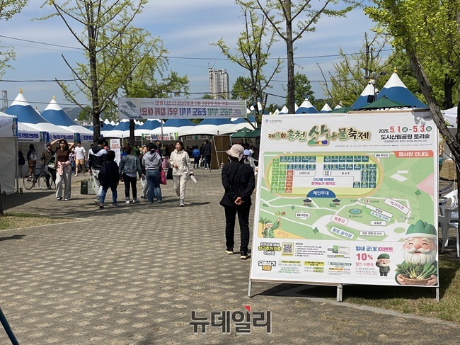 ▲ 몽골텐트를 설치한 산나물 축제 모습. ⓒ이달수기자