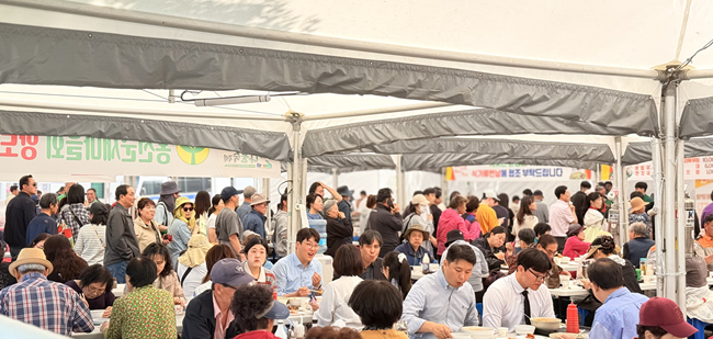 ▲ 산나물 축제 행사장 내 향토·셀프식당도 인기를 모았다. ⓒ홍천문화재단