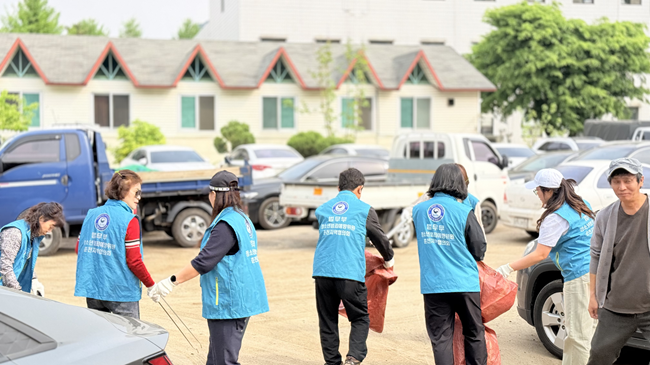 ▲ 법무부 청소년범죄예방위원 홍천지구위원회는 축제장 환경정화 활동을 진행하며 쾌적한 축제장 조성에 힘을 보탰다. ⓒ홍천문화재단