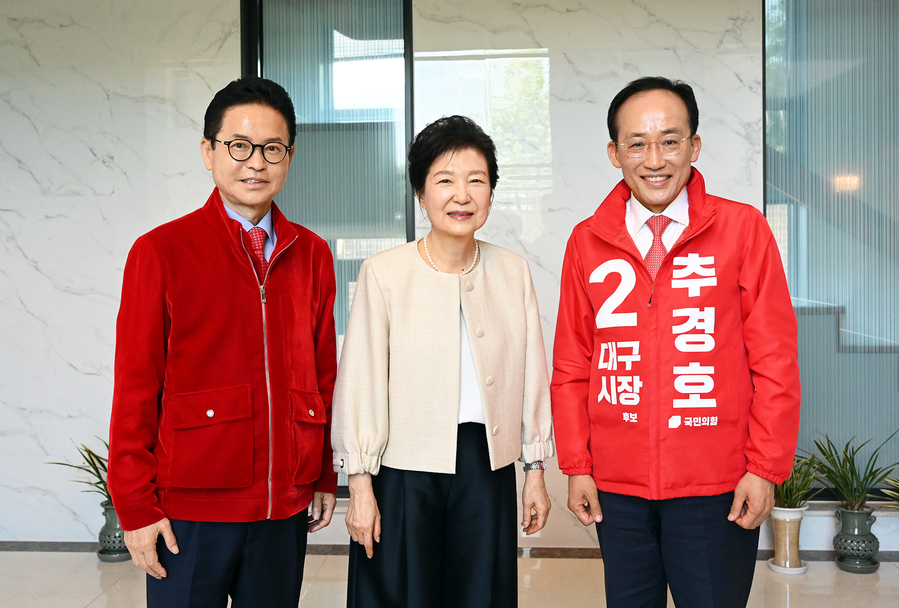 ▲ 박근혜 전 대통령(중간)이 국민의힘 추경호 대구시장 후보와 이철우 경북도지사 후보를 만난 자리에서 “두 사람이 당선되어 오길 바란다”라고 말했다.ⓒ이철우 후보실