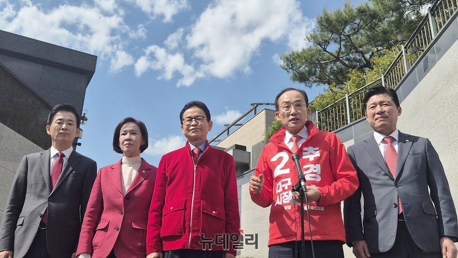▲ 추경호 후보와 이철우 후보가 4일 오후 대구 달성군 사저에서 박 전 대통령을 예방한 후 사저 앞 언론 브리핑을 갖고 있다(왼쪽부터 유영하 의원, 이인선 대구시당 위원장, 이철우 후보, 추경호 후보, 구자근 경북도당 위원장).ⓒ뉴데일리