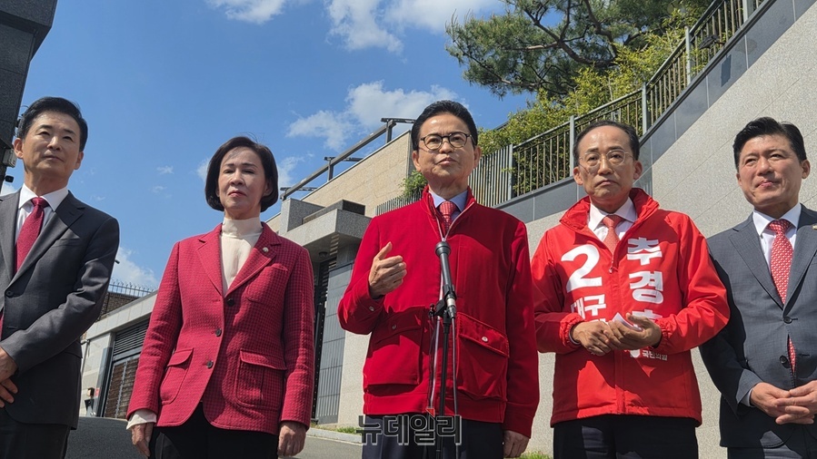 ▲ 추경호 후보와 이철우 후보는 브리핑에서 “대구 선거와 경북 선거에 대해서도 걱정을 많이 해주셨고 대구 경북 시도민을 믿고 계신다, 이런 말씀을 주셨다”라고 전했다.ⓒ뉴데일리