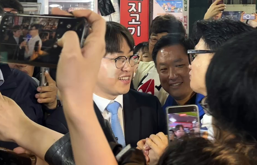 ▲ 부산 북구갑 한동훈 무소속 후보와 하정우 더불어민주당 후보가 지난달 29일 부산 북구 구포시장에서 만나 인사하는 모습. ⓒ뉴시스
