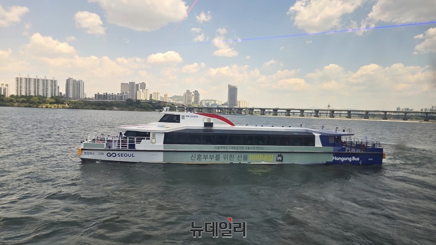 ▲ 지난 4일 낮 취재진은 한강버스 잠실 선착장을 찾았다. 평일임에도 오전 10시부터 운항을 시작한 한강버스의 11시 출항편은 이미 '정원 마감' 표시가 기록돼 있었다. ⓒ김승환 기자