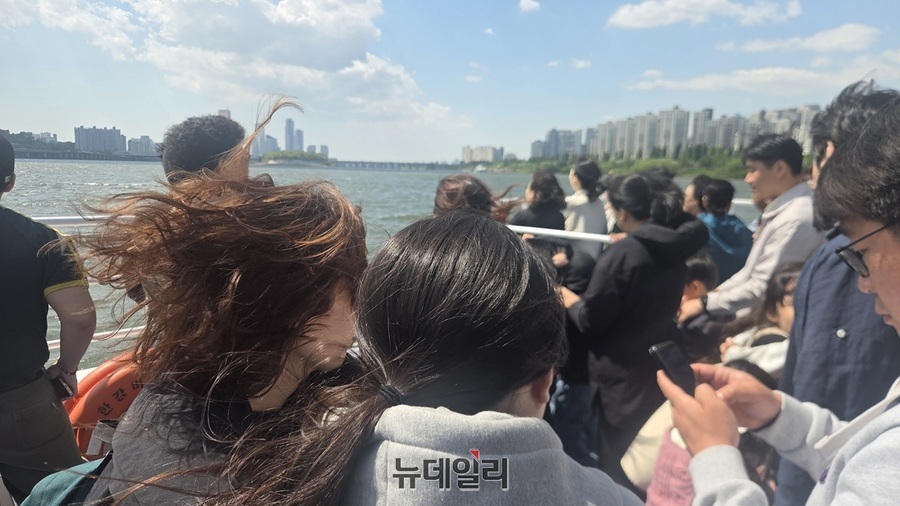 ▲ 한강버스 운항 중 배 앞부분에 나간 시민들 사이에서는 