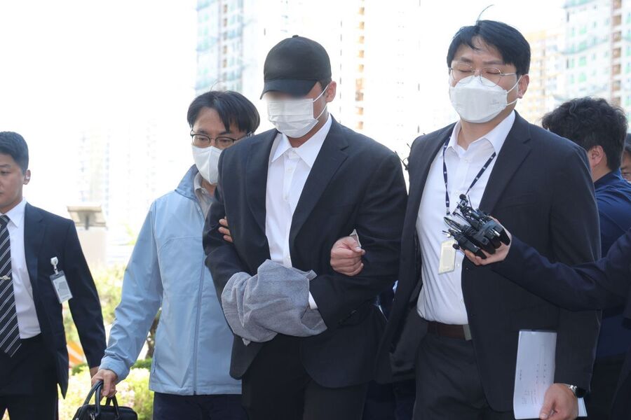 ▲ 김창민 영화감독 상해치사 사건 피의자(가운데)가 4일 오전 경기도 남양주시 의정부지방법원 남양주지원에서 구속 전 피의자 심문 출석을 위해 법정으로 이동하고 있다. ⓒ연합뉴스
