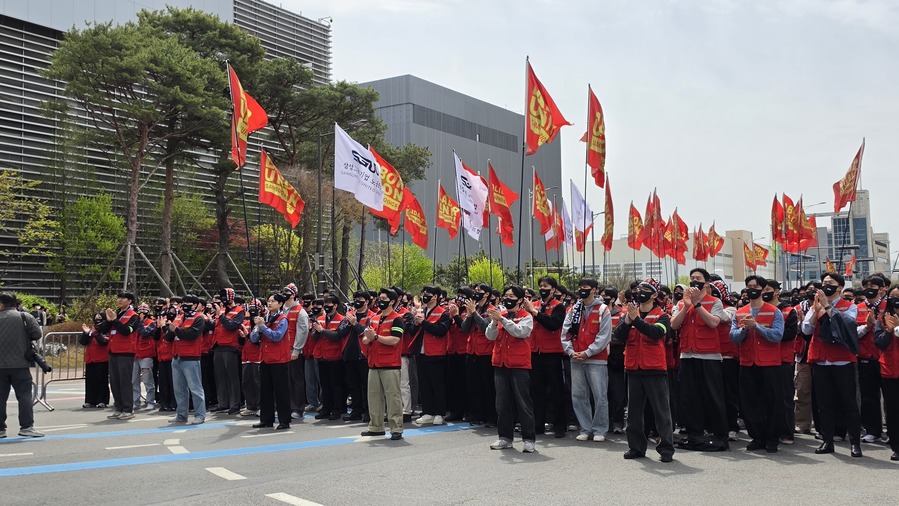 ▲ 삼성바이오로직스 노조가 지난달 24일 인천 송도 바이오캠퍼스 1게이트 앞에서 열린 투쟁결의대회에 참여했다. ⓒ조희연 기자