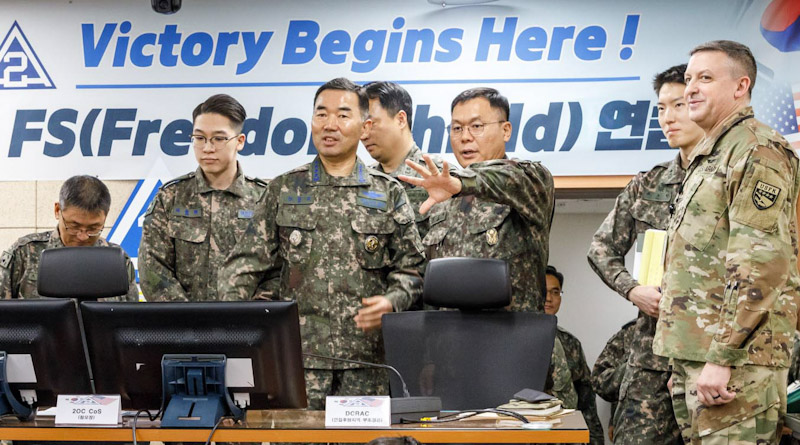 ▲ 진영승 합참의장이 지난 3월 16일 육군 제2작전사령부를 방문해 2026년 자유의 방패(FS) 연습 상황을 보고 받는 모습. ⓒ합참 제공