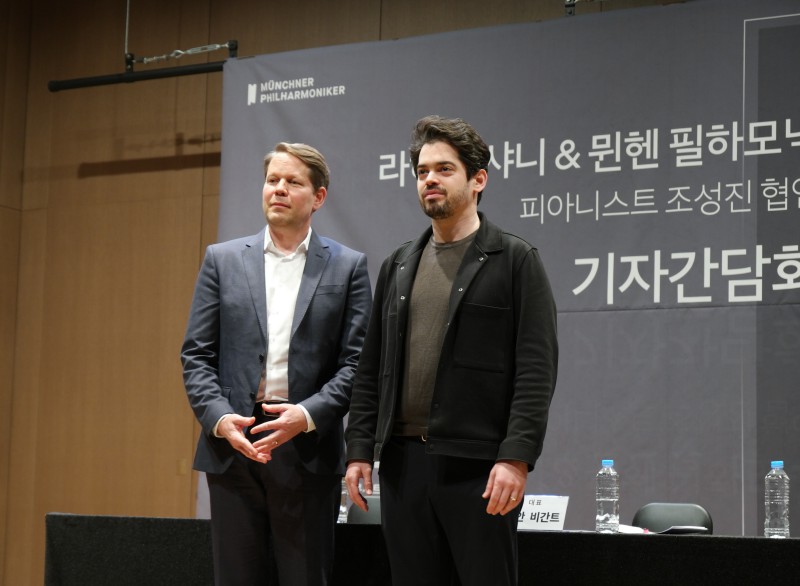 ▲ 뮌헨 필하모닉 차기 상임 지휘자 라하브 샤니(오른쪽)와 플로리안 비간트 뮌헨 필하모닉 오케스트라 대표가 4일 서울 강남구 거암아트홀에서 내한 공연 기자간담회를 하고 있다.ⓒ빈체로