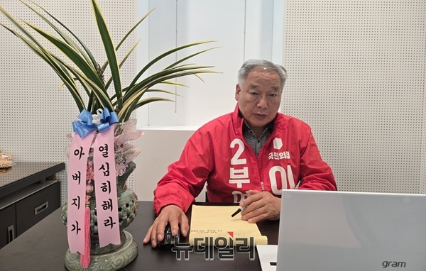 ▲ “열심히 하라 아버지” 이석주 씨 93세 아버지의 난 앞에서 인터뷰하고 있다.ⓒ김경태기자