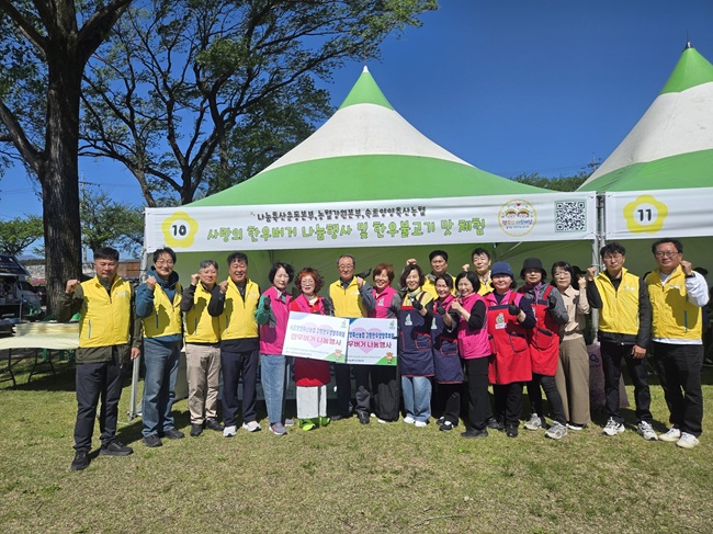 ▲ 농협강원본부(본부장 김병용)와 (사)나눔축산운동본부 강원도지부, 속초양양축산농협이 5일 양양군 송이조각공원에서 어린이날 기념 '나눔축산 한우버거 500개 나눔 및 한우불고기 맛 체험행사'를 실시했다. ⓒ농협강원본부