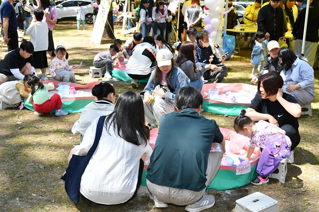 ▲ 제104회 어린이날 기념 '화천 어린이 큰잔치'가 5일 화천 붕어섬에서 최문순 군수, 류희상 군의장, 기관사회단체장을 비롯해 어린이와 가족 등이 참석한 가운데 열렸다. ⓒ화천군