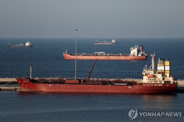 ▲ 호르무즈 해협에 정박 중인 선박들. ⓒ연합뉴스
