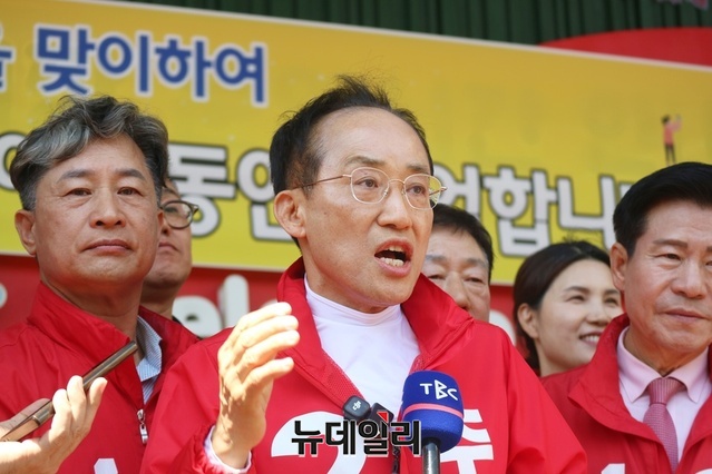 ▲ 추경호 후보는 서문시장에서 기자들과 만나 대구시민이 자신을 대구시장에 선택해 준 것은 팍팍한 대구 경제를 살리고 보수의 심장인 대구를 반드시 지켜달라는 시민들의 염원 때문이라고 역설했다.ⓒ뉴데일리