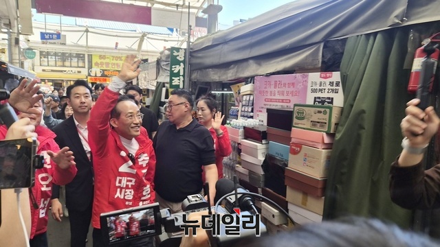 ▲ 추경호 후보가 상인들과 연호하는 시민들을 향해 손을 들어 인사하고 있다.ⓒ뉴데일리