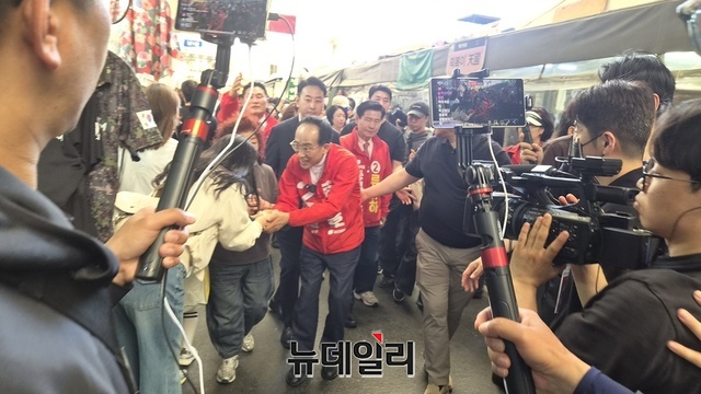 ▲ 추 후보가 서문시장에서 장을 보러온 시민들과 악수를 나누고 있다.ⓒ뉴데일리