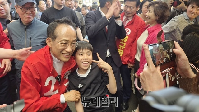 ▲ 어린이날인 5일 대구 서문시장을 찾은 추 후보가 한 어린이와 함께 활짝 웃으며 기념사진을 찍고 있다.ⓒ뉴데일리