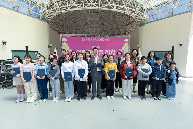 ▲ 강릉시가 5일 강릉종합운동장 옆 잔디광장 일원에서 '제104회 어린이날 큰잔치'를 개최했다. 이날 강릉소년소녀합창단과 하늘지역아동센터의 성악 공연을 시작으로 어린이 헌장 낭독, 모범어린이 및 아동복지 유공자 표창 수여, 매직 마술쇼, 손씻기 버블쇼, 인형탈 로드 퍼레이드, 청소년 동아리 공연 등 다양한 공연 프로그램이 진행됐다. ⓒ강릉시