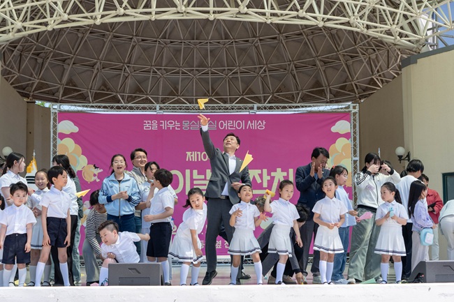 ▲ 강릉시가 5일 강릉종합운동장 옆 잔디광장 일원에서 '제104회 어린이날 큰잔치'를 개최했다. 이날 강릉소년소녀합창단과 하늘지역아동센터의 성악 공연을 시작으로 어린이 헌장 낭독, 모범어린이 및 아동복지 유공자 표창 수여, 매직 마술쇼, 손씻기 버블쇼, 인형탈 로드 퍼레이드, 청소년 동아리 공연 등 다양한 공연 프로그램이 진행됐다. ⓒ강릉시