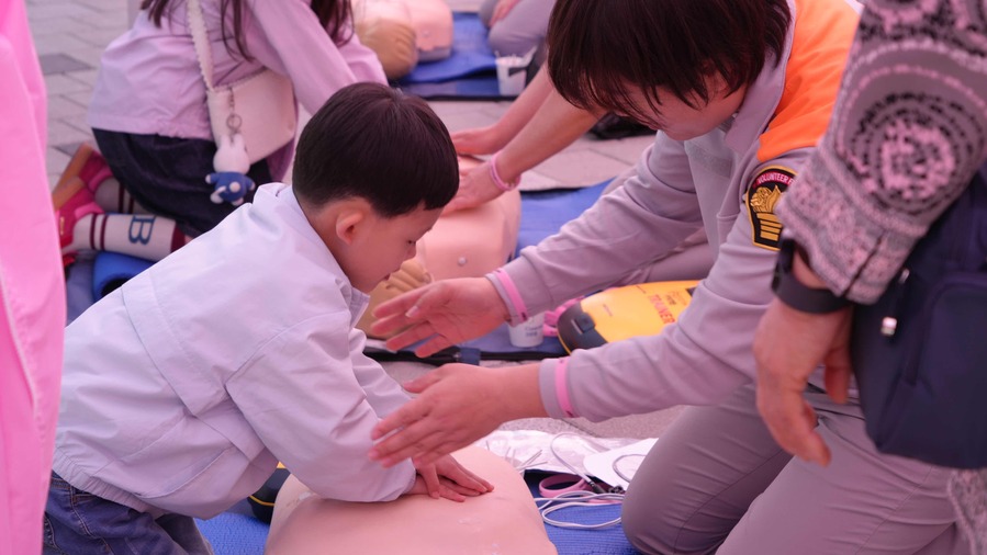 ▲ 춘천시가 5일 호반체육관 일원에서 제104회 어린이날 기념행사를 열고 공연과 체험, 놀이 프로그램을 운영했다. 이날 행사장에서는 어린이합창단 축하공연과 어린이 선서를 시작으로 마술쇼, 종이접기, 어린이 참여형 뮤지컬, DJ파티, 카트레이싱, 전통놀이, 소방안전체험, 미디어 체험 등이 운영됐다. ⓒ춘천시