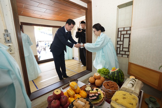 ▲ 강릉시가 5일 조선시대 대표 여류시인 난설헌 허초희를 기리는 추모 헌다례를 허균·허난설헌 기념공원 내 초당동 고택에서 봉행했다. ⓒ강릉시