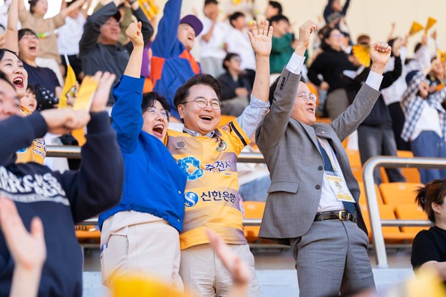 ▲ 육동한 더불어민주당 춘천시장 후보가 5일 허영 국회의원과 함께 송암스포츠타운 주경기장에서 열린 춘천시민축구단과 FC목포의 2026 K3·K4 챔피언십 1라운드 경기를 관람했다. 이날 춘천시민축구단은 연장 후반 추가시간 결승골로 극적인 승리를 거두며 16강 진출에 성공했다. ⓒ육동한 후보 캠프 제공