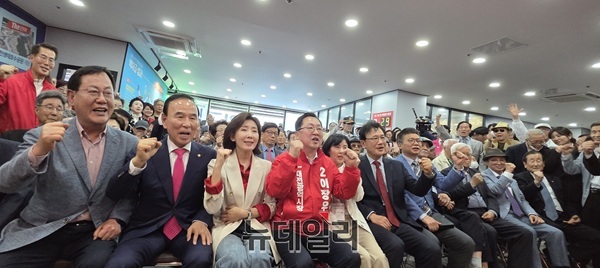 ▲ 국민의힘 이장우 대전시장 후보가 선거사무소 개소식을 기점으로 보수 진영 결집을 공식화했다.ⓒ김경태기자