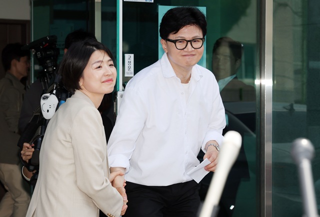 ▲ 한동훈 전 국민의힘 대표가 지난 4일 부산 북구선거관리위원회에서 부산 북구갑 국회의원 보궐선거 예비후보 등록을 한 뒤 한지아 의원과 인사하는 모습. ⓒ뉴시스