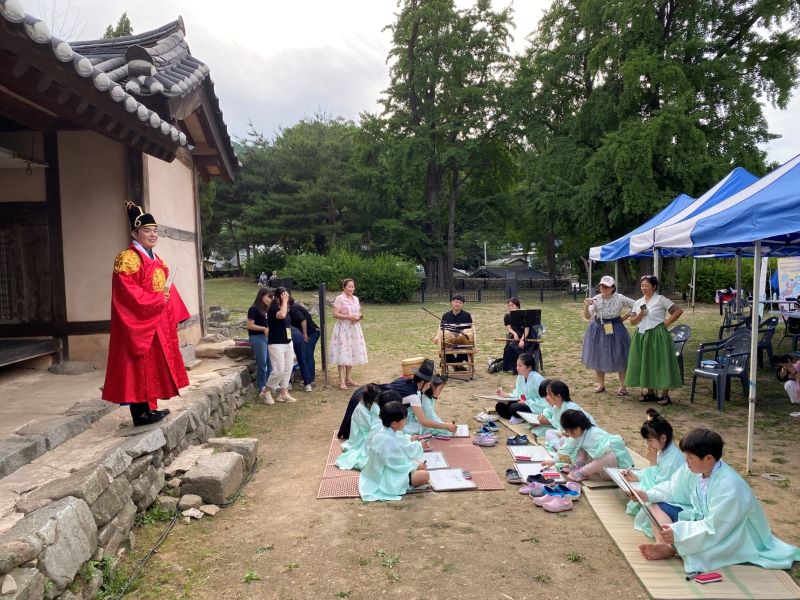 ▲ 지난해 ‘은행나무 아래 맹사성’ 프로그램 진행 모습.ⓒ아산시