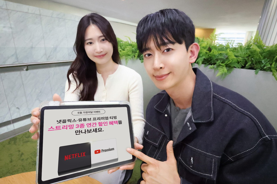 ▲ LG유플러스는 자사 구독 플랫폼 ‘유독’을 통해 넷플릭스와 유튜브 프리미엄을 결합한 ‘더블스트리밍 연간권’ 신규 가입 고객을 대상으로 티빙 할인 혜택을 제공하는 프로모션을 진행한다고 6일 밝혔다. LG유플러스 직원이 해당 프로모션을 소개하고 있는 모습. ⓒLG유플러스