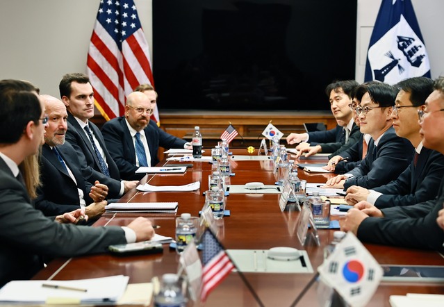 ▲ 김정관 산업통상부 장관이 29일(현지 시간) 미국 워싱턴 D.C. 상무부 회의실에서 하워드 러트닉 미 상무부 장관과 면담을 갖고 관세 등 통상 현안을 논의하고 있다. (사진=산업통상부 제공) 2026.01.31. ⓒ뉴시스