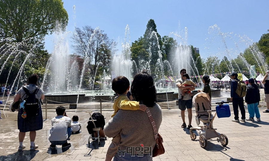 ▲ 서울어린이대공원 분수 쇼 구경하는 가족들 ⓒ연합뉴스