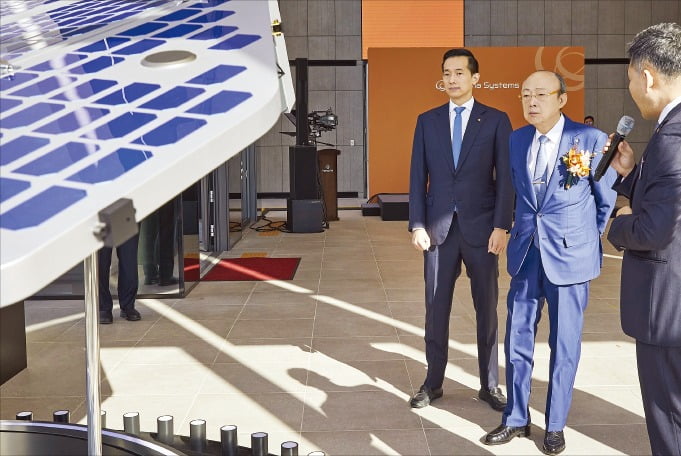 ▲ 김승연 한화그룹 회장(가운데)과 김동관 한화그룹 부회장(왼쪽)이 지난 1월 한화시스템 제주우주센터를 찾아 해상도 15㎝급 초저궤도(VLEO) 초고해상도(UHR) 합성개구레이더(SAR) 위성의 실물 모형을 살펴보고 있다. ⓒ한화