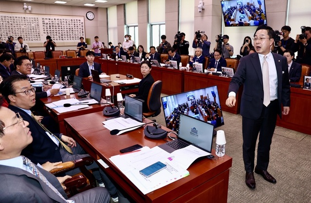 ▲ 박성준 국조특위 더불어민주당 간사가 지난달 30일 국회에서 열린 전체회의에서 국민의힘 의원들과 언쟁을 하는 모습. ⓒ뉴시스
