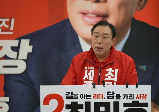 ▲ 최민호 세종시장 예비후보가 6일 선거사무실에서 농업과 농촌의 지속 가능한 발전을 위한 ‘균형발전 도시 세종’ 구상을 발표하고 있다.ⓒ선거 캠프