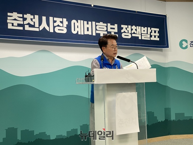 ▲ 육동한 더불어민주당 춘천시장 예비후보가 6일 춘천시청 브리핑룸에서 제2경춘국도 연계화를 통한 '도시 순환 교통체계 완성 계획'을 발표했다. ⓒ이달수기자