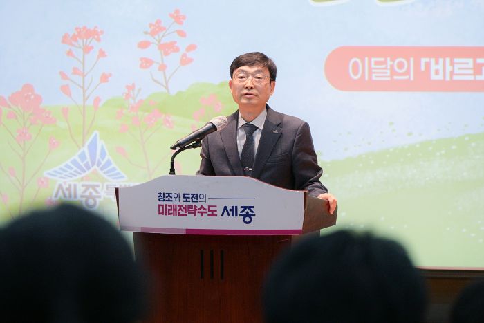 ▲ 김하균 세종시장 권한대행이 6일 직원 소통의 날 행사에서 조치원 아파트 화재·정전 사고에 대한 시의 적극 대응 배경을 설명하고 있다.ⓒ세종시