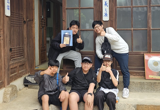 ▲ 양영중학교 학생들이 해공(海公) 신익희 선생의 가옥을 찾아 기념촬영을 하고 있다. ⓒ양영중학교 제공