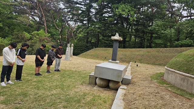 ▲ 양영중학교 학생들이 해공(海公) 신익희 선생의 묘소를 찾아 묵념하고 있다. ⓒ양영중학교 제공