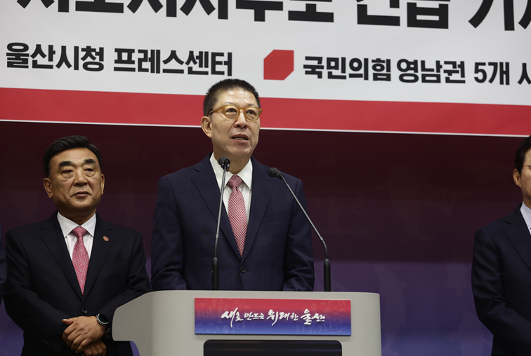 ▲ 박형준 부산시장 후보가 6일 울산시청 프레스룸에서 열린 기자회견에서 공소취소 특검법을 규탄하며 발언하고 있다.ⓒ박형준 캠프