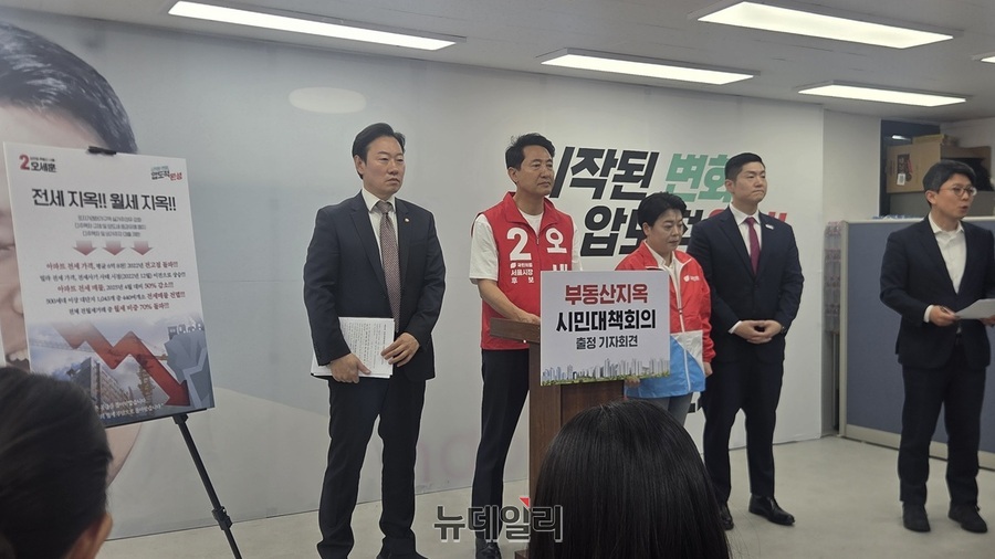 ▲ 오세훈 국민의힘 서울시장 후보가 6일 '부동산지옥 시민대책회의' 출정 기자회견 후 질의를 듣고 있다. ⓒ김승환 기자
