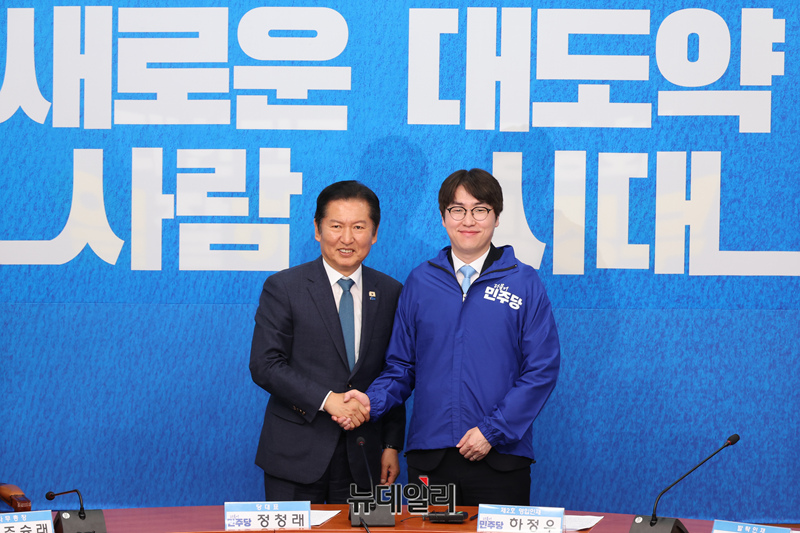 ▲ 정청래 더불어민주당 대표와 하정우 더불어민주당 부산 북갑 국회의원 보궐선거 후보. ⓒ뉴데일리 DB
