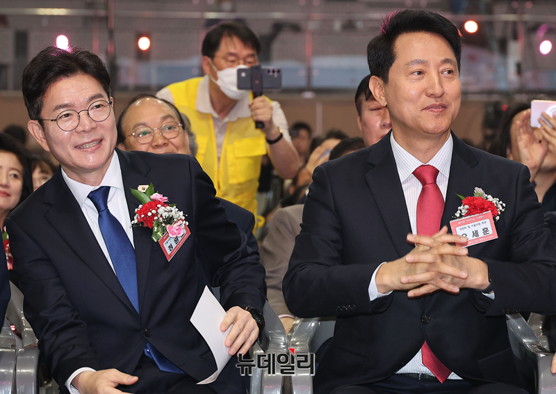 ▲ 오세훈 국민의힘 서울시장 후보와 정원오 민주당 서울시장 후보가 6일 오전 서울 중구 장충체육관에서 열린 대한노인회 서울시연합회 제54회 어버이날 기념행사에서 만나 인사를 나누고 있다. ⓒ정상윤 기자